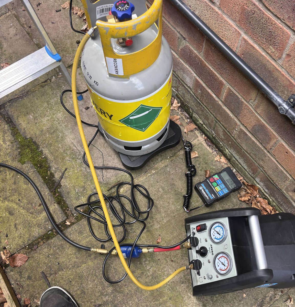 F-Gas recovery on a service