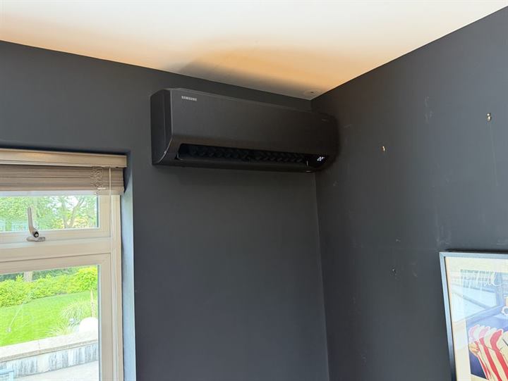 Samsung WindFree (black) - living room