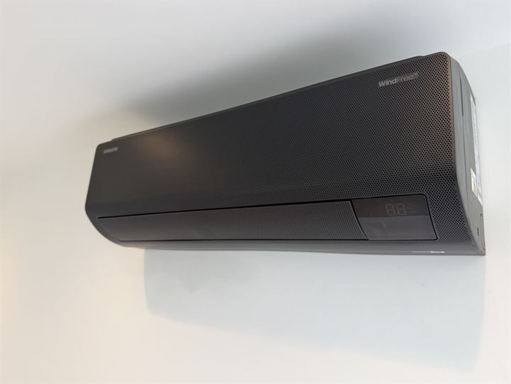 Samsung WindFree (black) - up close